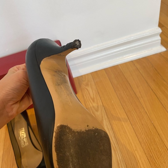 Ferragamo shoes(size9) - Picture 4 of 5